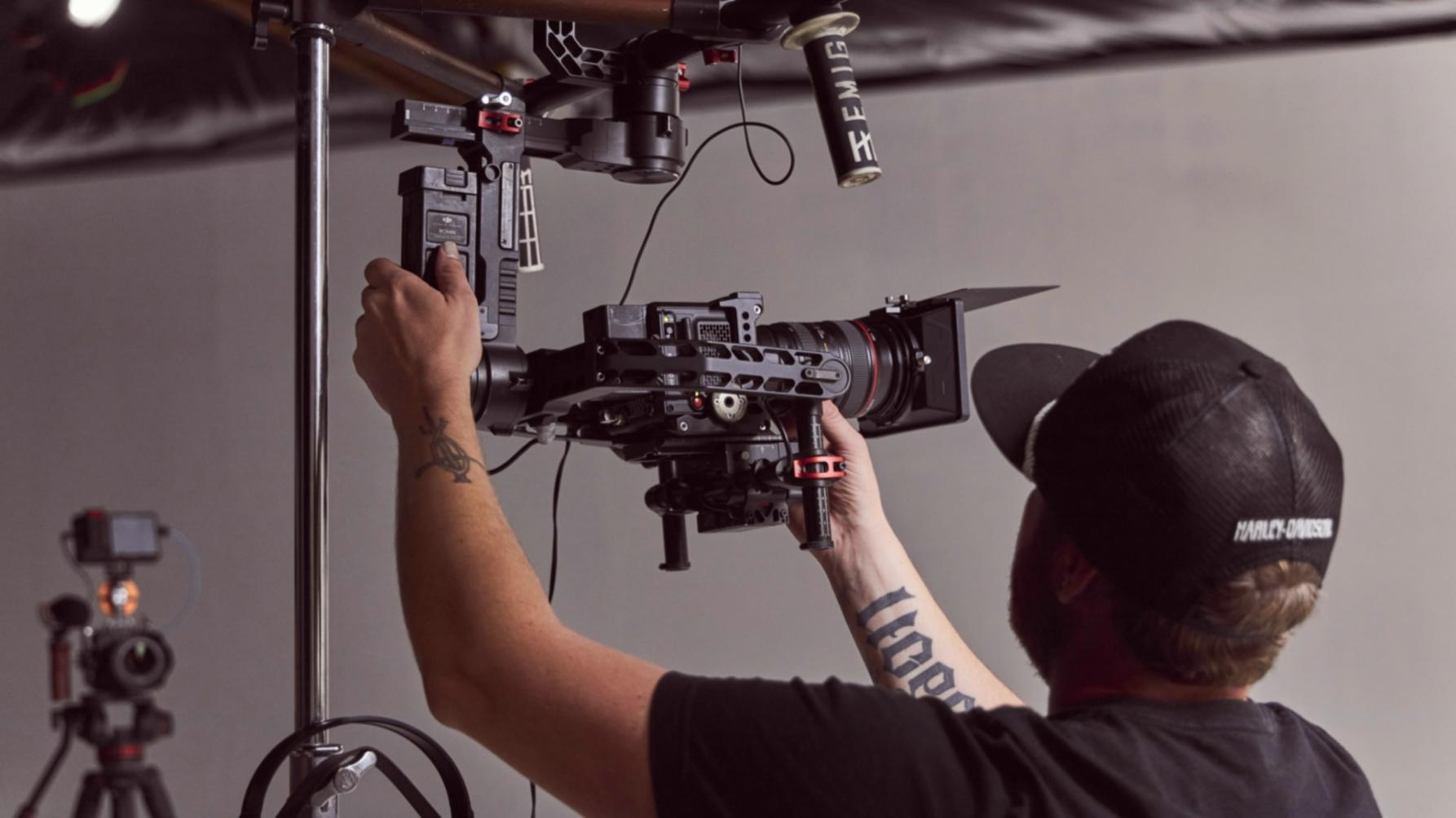 Робоче середовище монтажера з відкритими панелями ефектів